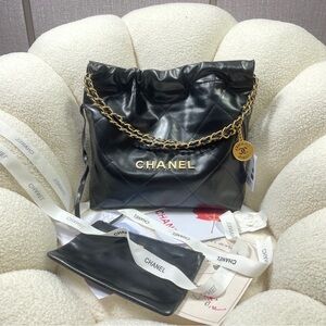 CHANEL Black Quilted Leather Shoulder Bag with Gold Chain
